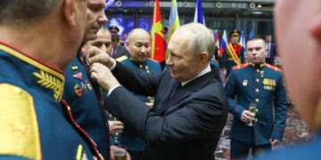Camaradería militar rusa: Putin destaca el valor que no se compra con dinero
