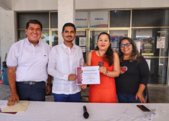 Othón P. Blanco exhibe monumental Árbol Navideño creado por manos artesanas