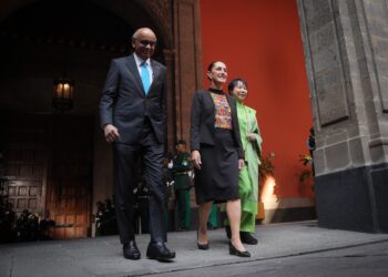 Presidenta Sheinbaum vive momentos incómodos en la bienvenida a Singapur