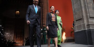 Presidenta Sheinbaum vive momentos incómodos en la bienvenida a Singapur