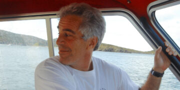 Revelan nuevos archivos de Jeffrey Epstein con fotos de menores y celebridades