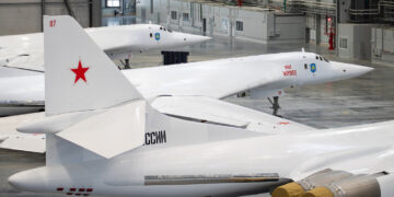 Rusia refuerza su flota aérea con nuevos bombarderos estratégicos Tu-160M
