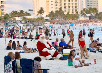 Santa en el Caribe Mexicano celebra la Nochebuena y Navidad lejos del Polo Norte