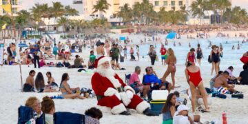 Santa en el Caribe Mexicano celebra la Nochebuena y Navidad lejos del Polo Norte