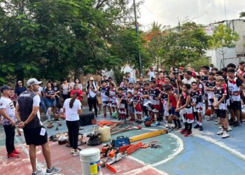 Transformación deportiva en Benito Juárez impulsa bienestar y comunidad en 2025 Cancún, Quintana Roo, 2025.– El año 2025 se consolida como un punto de quiebre para la transformación deportiva en el municipio de Benito Juárez, gracias a una estrategia integral que prioriza la recuperación de espacios públicos y el fortalecimiento del tejido social. Con la rehabilitación de 63 espacios deportivos, el municipio beneficia de manera directa a más de 150 mil deportistas y ciudadanos, fomentando la activación física y la convivencia comunitaria. Alejandro Luna López, director general del Instituto del Deporte, explicó que estas acciones representan un cambio profundo en la manera de entender el deporte como herramienta social. La transformación deportiva no solo se refleja en infraestructura renovada, sino en comunidades más unidas, activas y seguras, donde el deporte se convierte en un eje de bienestar colectivo. Transformación deportiva con espacios renovados Este avance es resultado del programa Rescate y Rehabilitación de Espacios Deportivos (RRED), el cual, a tres años de su creación, se ha consolidado como una política pública efectiva. La transformación deportiva impulsada por este programa ha permitido recuperar canchas, domos y unidades deportivas que hoy funcionan como puntos de encuentro comunitario en Cancún. El programa cuenta con el respaldo de la gobernadora Mara Lezama y el impulso de la presidenta municipal Ana Paty Peralta, siendo ejecutado a través del Instituto del Deporte de Benito Juárez. La visión compartida ha sido clara: utilizar el deporte como una vía real para la reconstrucción del tejido social y la prevención de conductas de riesgo. Las labores de rehabilitación incluyen pintura general, sustitución de tableros y colocación de nuevos aros en canchas de baloncesto, además de trabajos de albañilería y herrería en bancas, kioscos y áreas comunes. Esta transformación deportiva garantiza espacios funcionales, seguros y dignos para familias completas. Transformación deportiva con cobertura en toda la ciudad Un punto clave de este proceso es la instalación de nuevo pasto sintético en diez canchas ubicadas en las supermanzanas 21, 96, 99, 103, 217, 221, 236, 238, 248 y 258. Esta acción amplía la cobertura deportiva y facilita el acceso equitativo al deporte en diferentes zonas de la ciudad. Asimismo, destacan las unidades deportivas rehabilitadas en la Región 96 (Arcoíris), Supermanzana 41, Supermanzana 31, Villas del Caribe, Puerto Juárez, San Ángel, Región 92, San Antonio, Iglesia del Carmen y Región 200. Estas intervenciones fortalecen colonias con alta participación social y reactivan espacios que habían permanecido en abandono. Como valor agregado, especialistas en desarrollo social señalan que la transformación deportiva contribuye directamente a la reducción del sedentarismo, mejora la salud mental y fortalece la cohesión comunitaria, especialmente en niñas, niños y jóvenes. Además, este modelo posiciona a Cancún como referente estatal, alineado al objetivo de que Quintana Roo se mantenga dentro del top ten nacional en desarrollo deportivo. Finalmente, Benito Juárez reafirma su compromiso con una ciudad más activa, saludable y unida. La transformación deportiva vivida en 2025 demuestra que invertir en deporte es invertir en paz social, calidad de vida y futuro para las próximas generaciones.