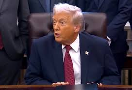 Trump despliega una flota histórica para rodear a Venezuela y exige activos