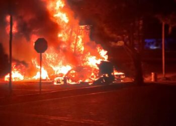 Tráiler provoca incendio y apagón parcial en Playacar