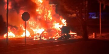Tráiler provoca incendio y apagón parcial en Playacar
