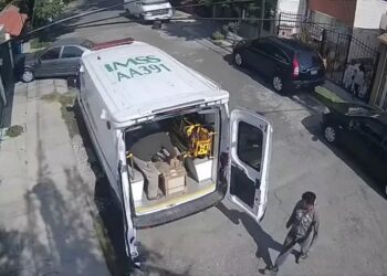 Unidad del IMSS Captada Usándose como Flete de Loza en Edomex Tile