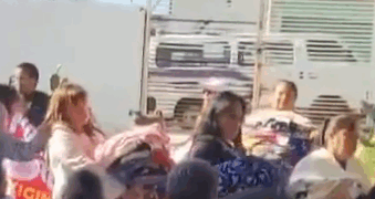 Hermana del Alcalde Abandona Entrega de Cobijas tras Reclamo por Falta de Agua