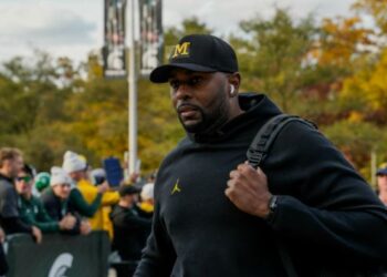 “Detienen al exentrenador de la Universidad de Michigan tras su reciente despido”