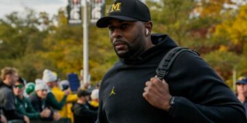 “Detienen al exentrenador de la Universidad de Michigan tras su reciente despido”