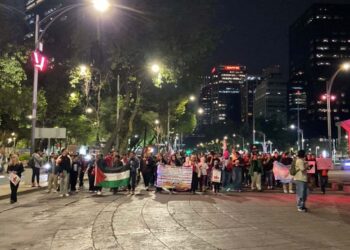 Vigilia Silenciosa por el Día Mundial del VIH/Sida Ilumina Reforma