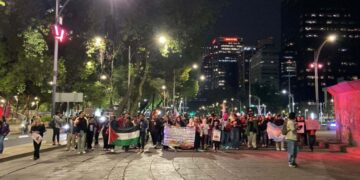 Vigilia Silenciosa por el Día Mundial del VIH/Sida Ilumina Reforma