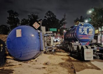 VIDEO «Vuelca pipa con 31 mil litros de combustible en inmediaciones del Estadio Azteca»