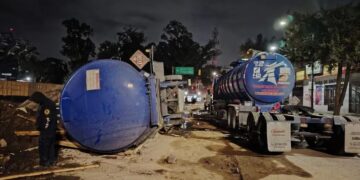 VIDEO «Vuelca pipa con 31 mil litros de combustible en inmediaciones del Estadio Azteca»