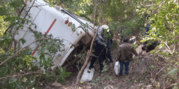 Seis lesionados tras un fuerte accidente de autobús en la sierra de Huajicori