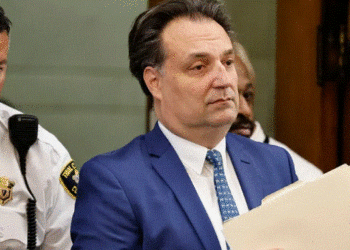 Acusan a hombre de asesinar a su esposa tras buscar en internet cómo ocultar un cuerpo