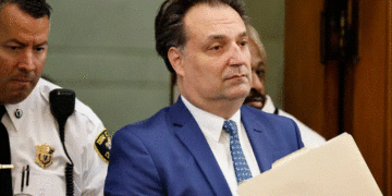 Acusan a hombre de asesinar a su esposa tras buscar en internet cómo ocultar un cuerpo