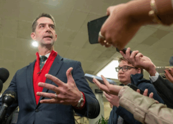 Almirante de la Marina Niega Orden de Matar en Controversial Ataque en el Caribe