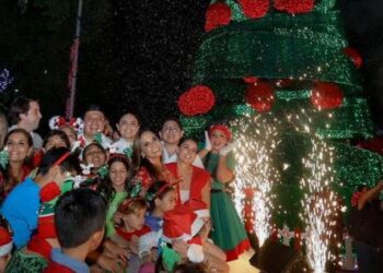 ILUMINAN ANA PATY PERALTA Y MARA LEZAMA LA NAVIDAD EN CANCÚN