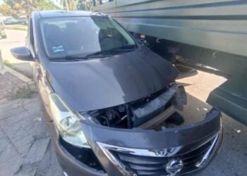 Camión militar arrastra a Nissan Versa en Chetumal; no se reportan lesionados