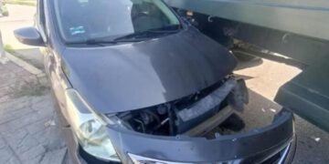 Camión militar arrastra a Nissan Versa en Chetumal; no se reportan lesionados