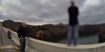 Policía evita que una mujer se lance de un puente el día después de Navidad