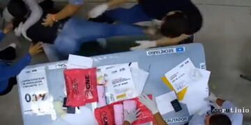 Duro enfrentamiento entre dos hondureños mientras realizan escrutinio especial de comicios