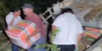 Rapiñan tráiler cargado de plátanos tras volcadura en la entrada de Bacalar