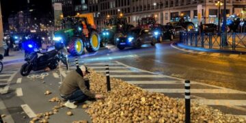 Papas antidisturbios se convierten en símbolo de protestas en Bruselas