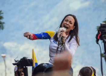 Machado Culpa a Maduro por las Consecuencias del Despliegue Militar en el Caribe