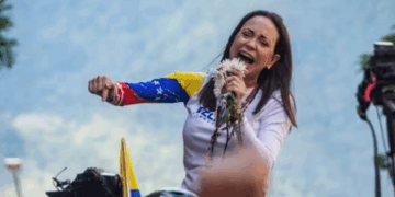 Machado Culpa a Maduro por las Consecuencias del Despliegue Militar en el Caribe