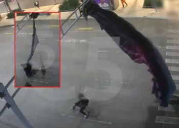 Paracaidista cae en el Centro de CDMX y queda colgado de un semáforo 😲