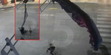 Paracaidista cae en el Centro de CDMX y queda colgado de un semáforo 😲