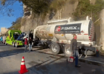 Accidente de Pipa de Pemex en la Autopista del Sol provoca caos vial