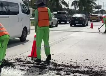 🎥VIDEO/ Retiran a  «Los topes del caos» en el bulevar Colosio en Cancún
