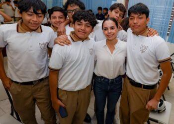 Prevención de adicciones llega a estudiantes de Cancún con realidad virtual