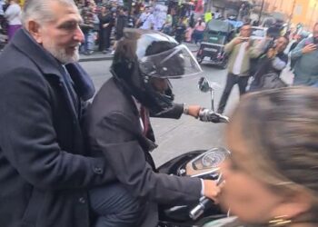 Adán Augusto llega en moto y sin casco a reunión de comisión presidencial con Sheinbaum