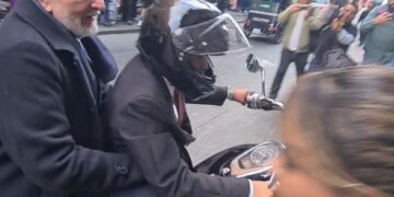 Adán Augusto llega en moto y sin casco a reunión de comisión presidencial con Sheinbaum