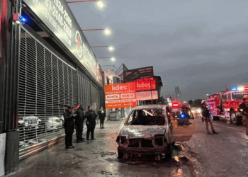 Alerta por incendio en Escobedo: Fuego arrasa con recicladora de plásticos