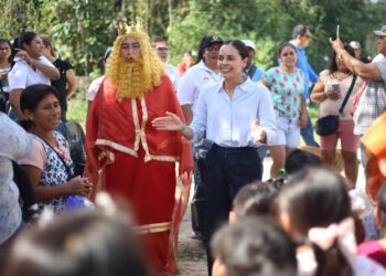 Ana Paty Peralta celebra el Día de Reyes con familias de Cancún
