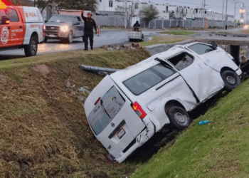 Aparatoso accidente en Salinas Victoria: Unidad de transporte cae a canalón