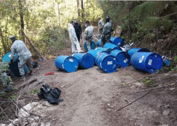 Aseguran laboratorio clandestino de drogas en Michoacán
