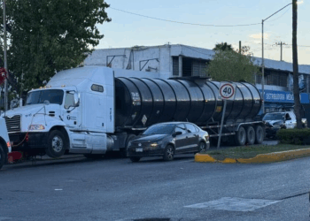 Autoridades aseguran cargamento de huachicol en la carretera Saltillo-Torreón