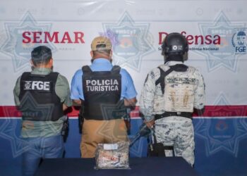 Autoridades aseguran paquete de presunta droga en playas de Cancún