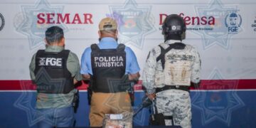 Autoridades aseguran paquete de presunta droga en playas de Cancún