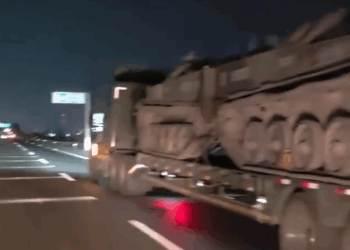 Avistamiento de un convoy de tanques militares en carretera genera asombro
