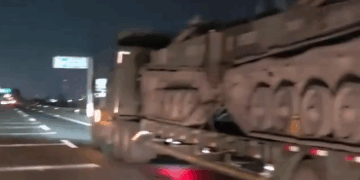 Avistamiento de un convoy de tanques militares en carretera genera asombro