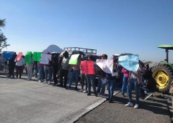 Bloquean autopista Siglo XXI por daños estructurales en primaria de Huazulco